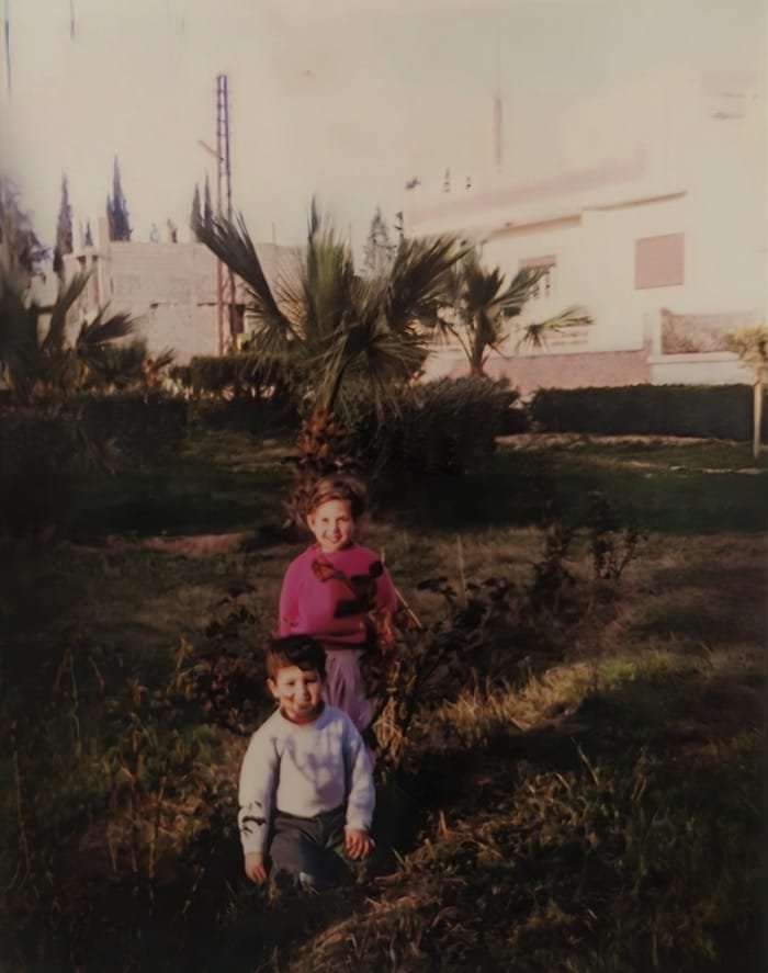 Photo d'époque de Georges et une amie dans un jardin en Syrie